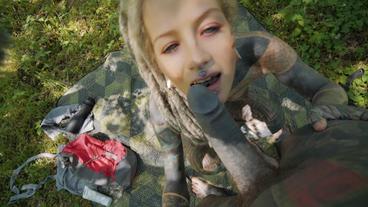 Телка в тату сосет и трахается на свежем воздухе с таким же расписным парнем