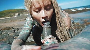 На берегу ручья татуированная девушка делает минет большому члену