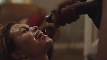 Негр трахнул громадным членом молодую латинку и обкончал лицо