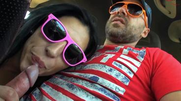 Грудастая красотка в очках делает минет водителю