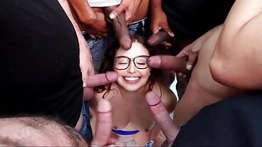 Подруга делает минет мужчинам с огромными шлангами в ганг банге