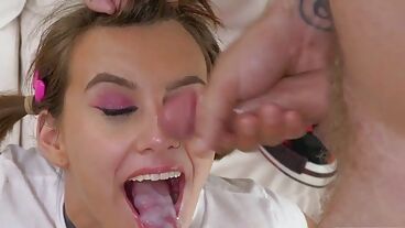 Чувак фистингует беременную милашку и кончает в рот после римминга