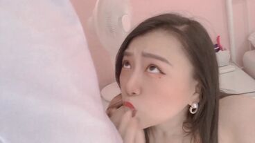 Привлекательная азиатка классно сделала минет и получила камшот в рот